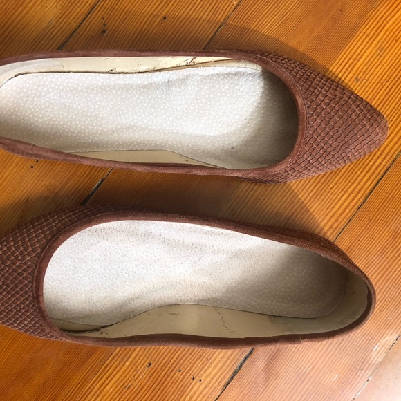 Vince Rust Camuto Snake-Embossed Pointed Toe Flats - Picture 14 of 16